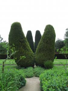 Flower Garden, Cawdor Castle Gardens: hassut marjakuuset Flower Garden, Cawdor Castle Gardens: hassut marjakuuset