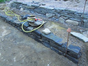 Alaterassin alempi muuri tekeillä