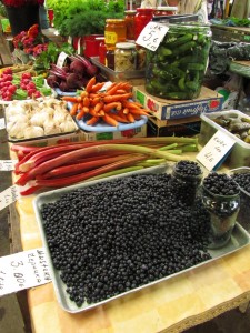 Kauden tuotteita ja perinteisiä säilykkeitä Tallinnan Keskturgilla