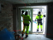 Uutta ovea asennetaan