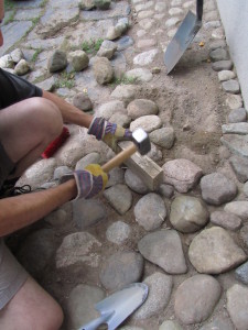 Mukulakiveä asennetaan