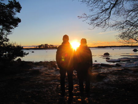 Talvi-iltapäivä meren rannalla