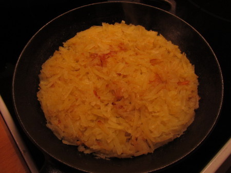 Röstiä kypsennetään