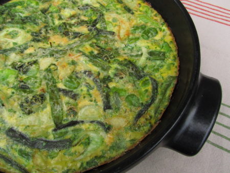 Tuoreita palkokasveja frittatassa