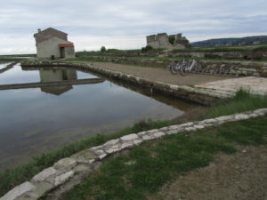 Suola-altaita ja suolatyöläisten taloja