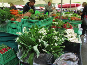 Karhunlaukkaa Ljubljanan torilla