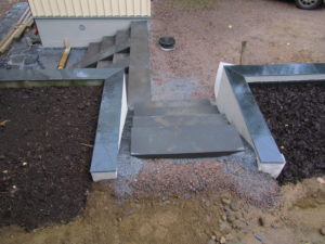 Uudet portaat ja tukimuurit