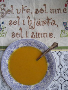 Eksoottinen porkkana-omenakeitto