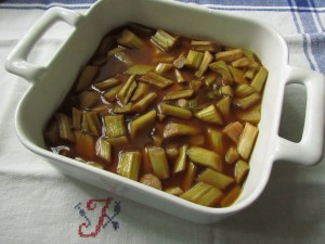 Raparperikompottia uunissa