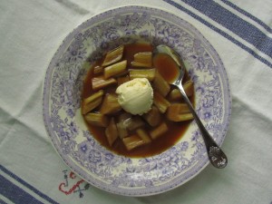 Uunissa valmistettua raparperikompottia