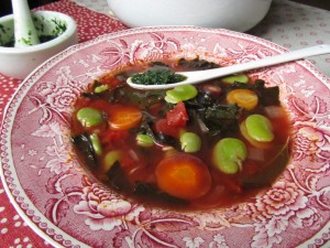 Mustakaali-härkäpapukeittoa